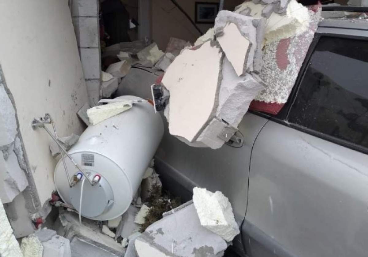O șoferiță din Bistrița, cu permis de puțin timp, a dărâmat o casă cu mașina. Ce s-a întâmplat cu locatarii