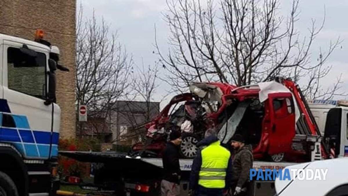 Tragedie în Italia! Un român a murit după ce maşina lui a intrat sub un camion