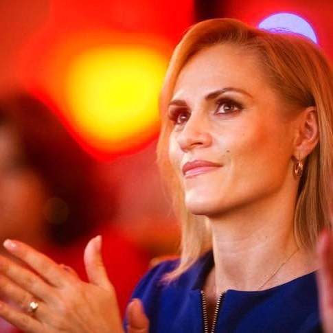 FOTO / Gabriela Firea, în halat şi cu mască de protecţie la şedinţele Guvernului! „Nu trebuie să stăm cu mâinile-n sân”