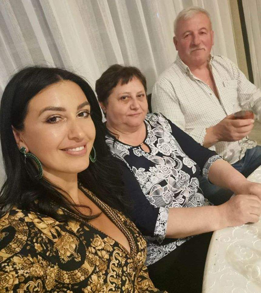 Cum a reacţionat Mirela Banias când a fost întrebată dacă părinţii ei s-au împăcat. ''Am rămas surprinsă''