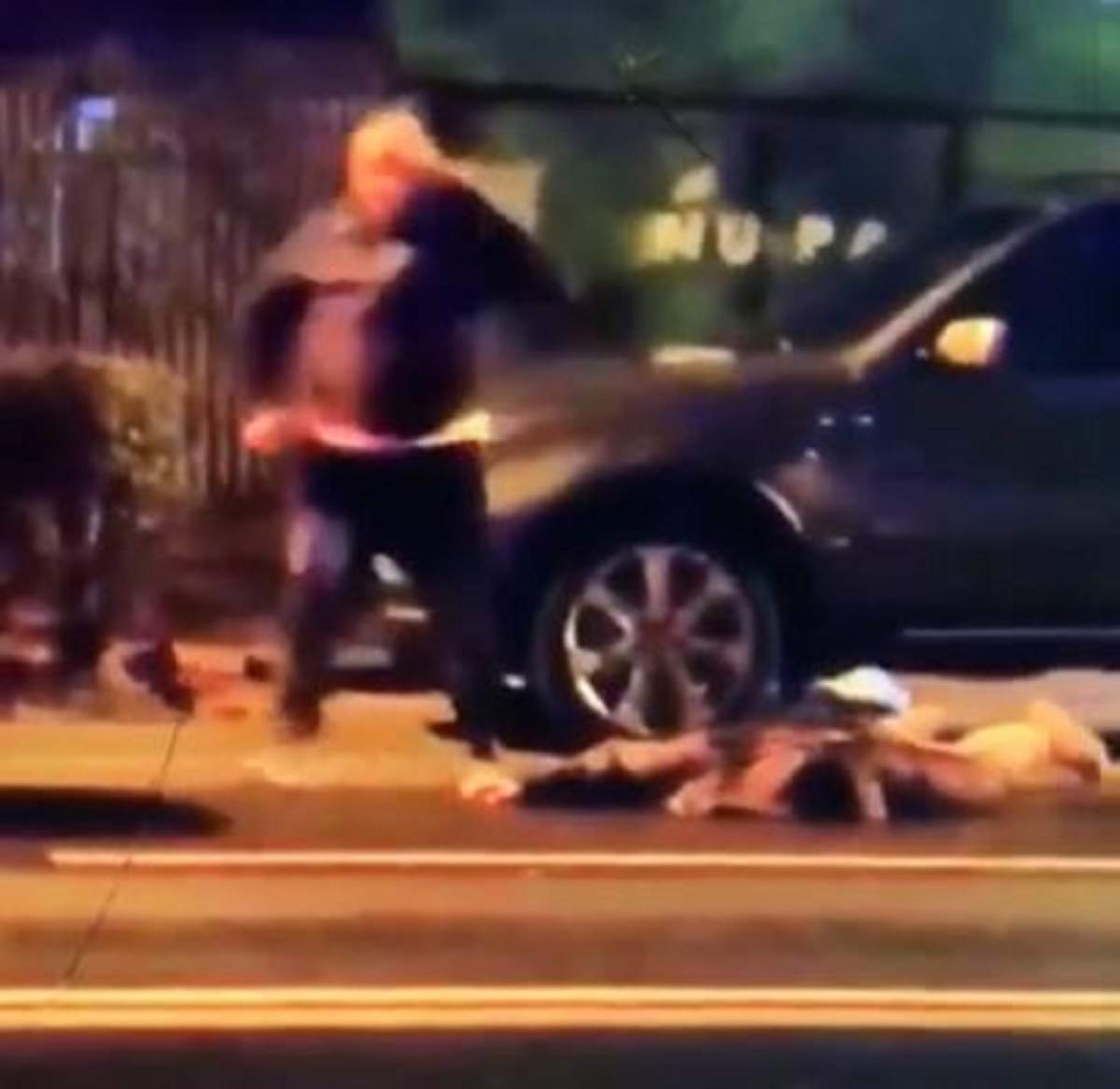 VIDEO / Un tânăr a fost bătut cu bestialitate de un taximetrist în plină stradă. Băiatul a fost lăsat să zacă inconştient