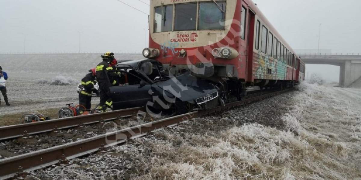 Un şofer a murit după ce maşina sa a fost strivită de tren. O tânără de 20 de ani se zbate între viaţă şi moarte