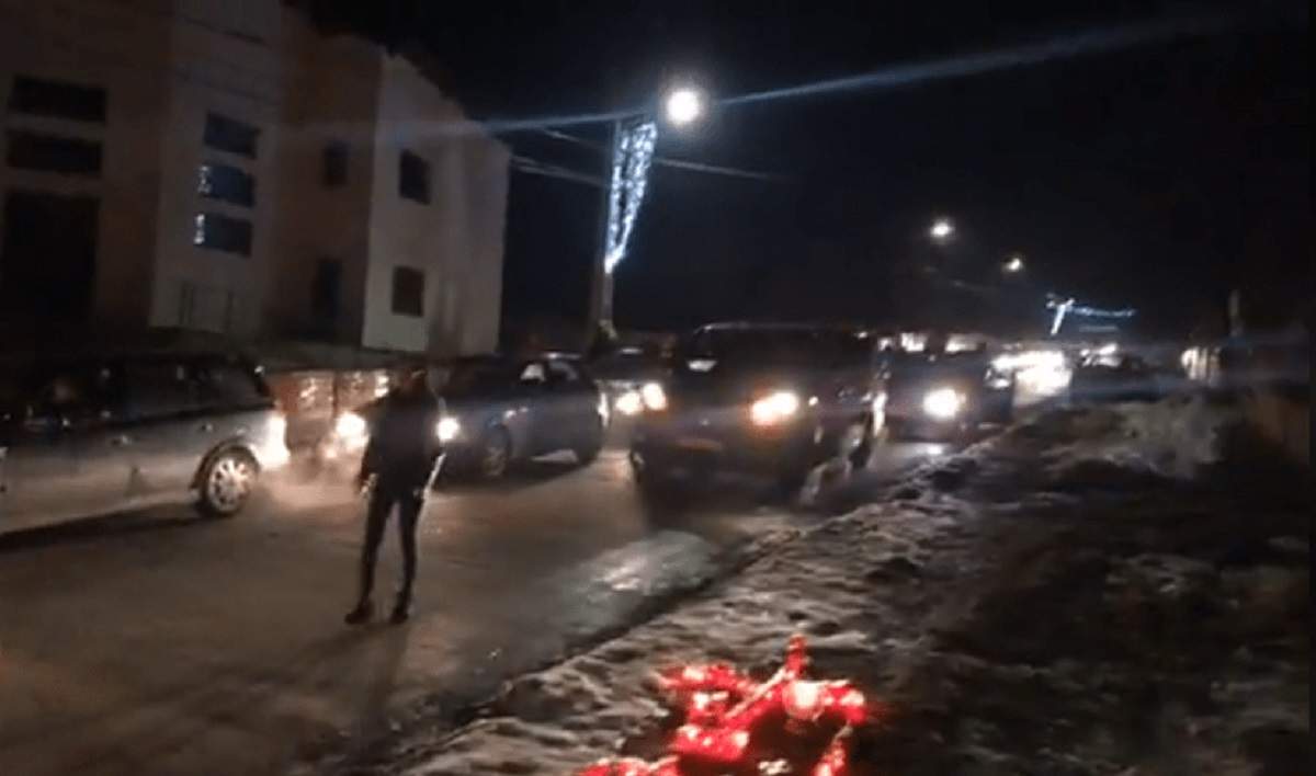 Trupul lui George, tânărul ucis de mașină chiar de Revelion, a fost adus în Moara. Mama tânărului a leșinat pe stradă / VIDEO