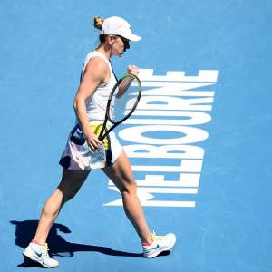 FOTO / Simona Halep a făcut o criză de nervi după ce a fost eliminată de la Australian Open! Tenismena şi-a distrus racheta