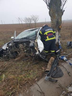 Accident grav în Tulcea. Doi tineri au rămas încarcerați într-o mașină distrusă în urma impactului violent
