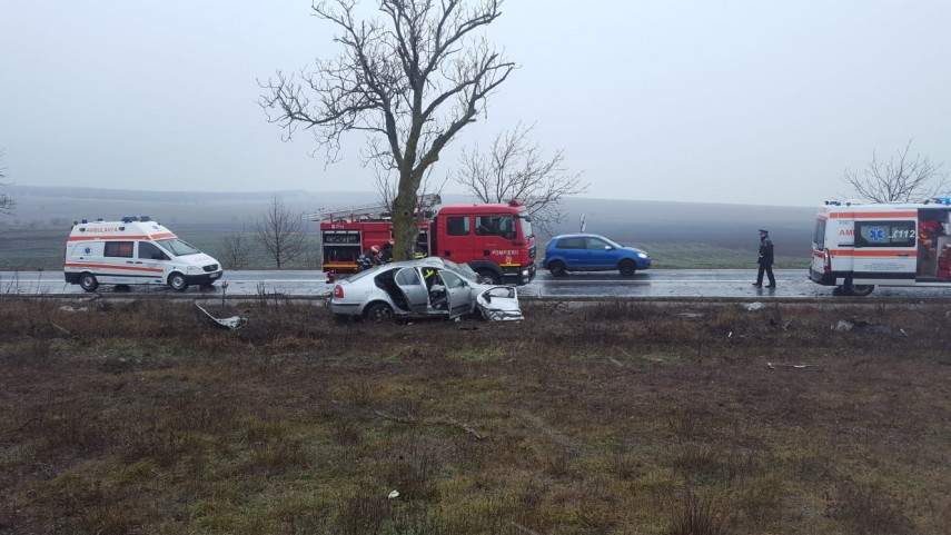 Accident grav în Tulcea. Doi tineri au rămas încarcerați într-o mașină distrusă în urma impactului violent