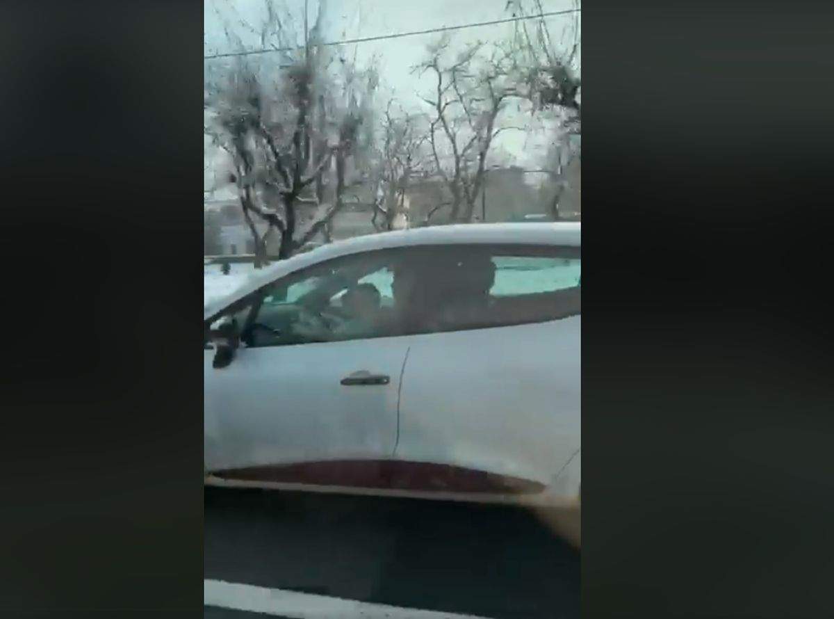 VIDEO / Imagini incredibile din Baia Mare. Un copil conduce o mașină, în plină stradă