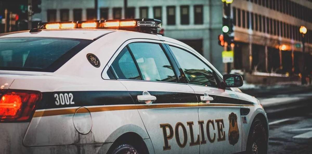 Scenariu de film în maşina de poliţie! O poliţistă a fost prinsă în timp ce făcea dragoste cu un coleg mai bătrân cu 31 de ani