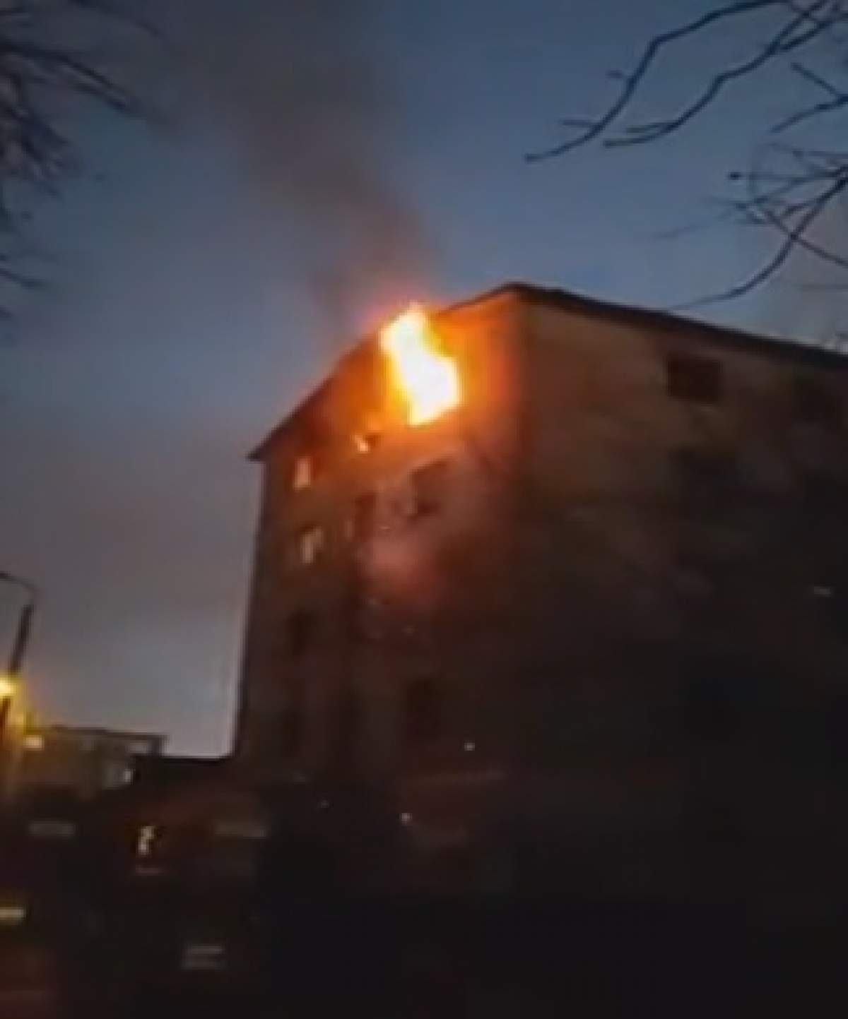 Un bărbat din Iași a murit în chinuri, după ce apartamentul în care locuia a izbucnit în flăcări. Vecinii, cuprinși de panică