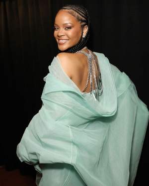 Rihanna s-a pozat nemachiată și cu coșurile la vedere. Cum se laudă cu imperfecțiunile, la 31 de ani