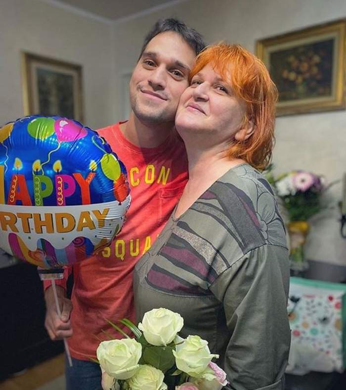 Vlad Gherman și mama lui. El poartă o bluză oranj, iar ea una neagră.