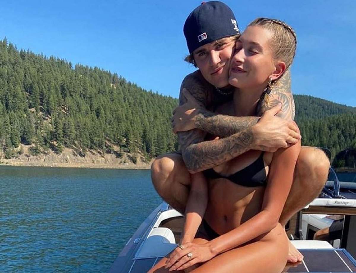 Justin și Hailey Bieber se află pe un vapor. În spatele lor se vede Oceanul