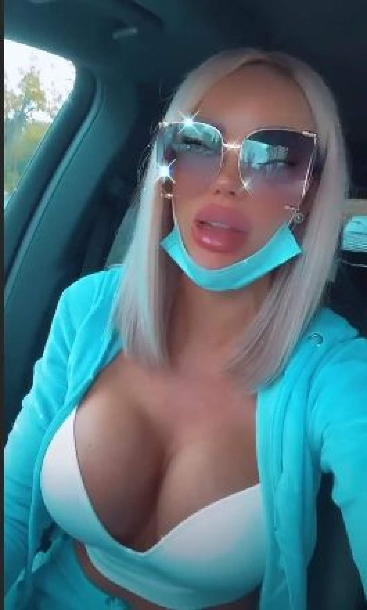 Fotografie cu Bianca Drăgușanu din mașină, purtând mască și ochelari de soare