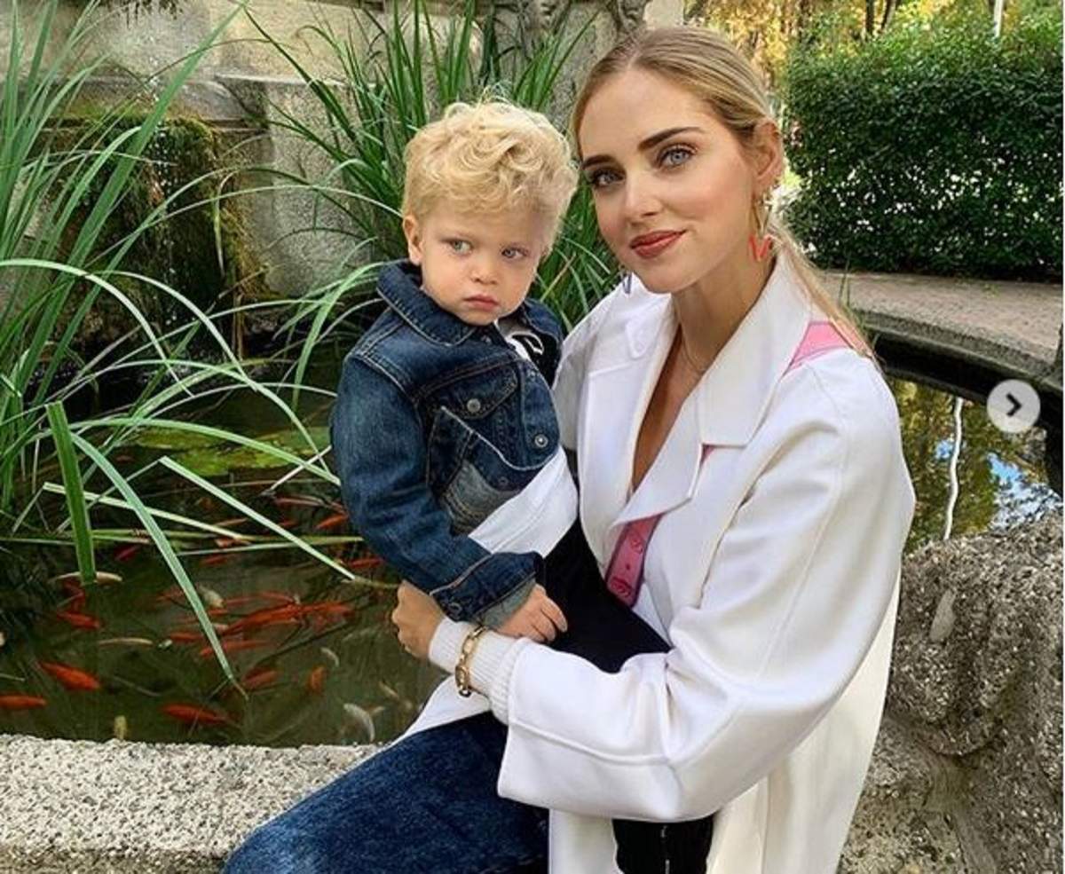 Chiara Ferragni îl ține în brațe pe fiul ei, Leo. Vedeta poartă o cămașă albă și are părul prins în coadă