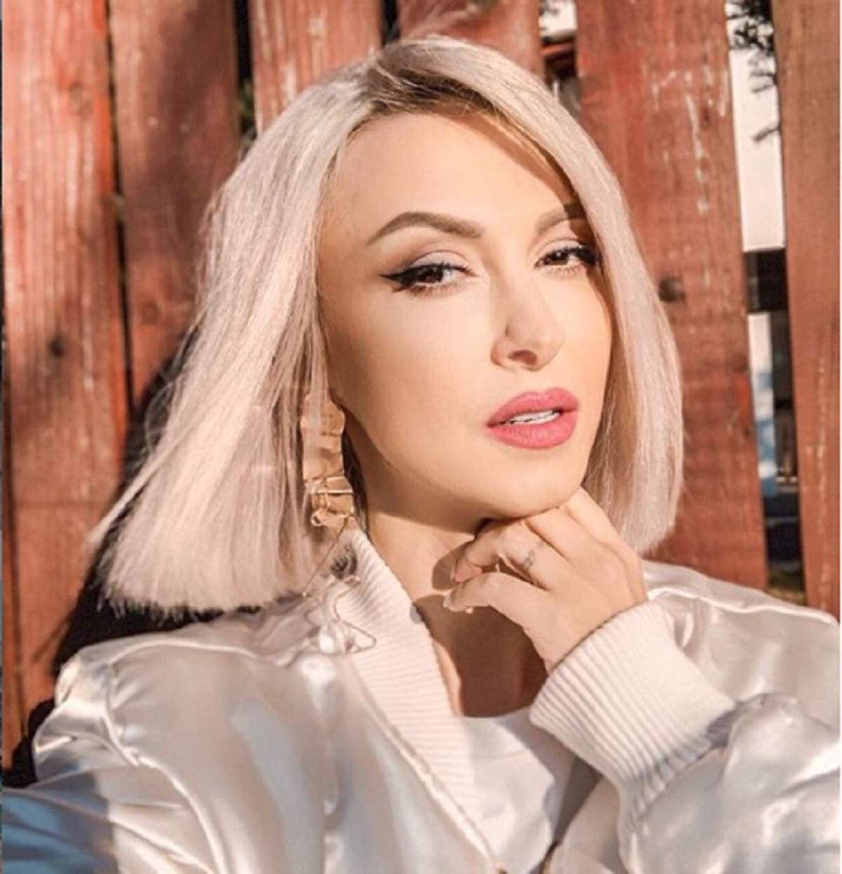 Fotografie cu Andreea Bălan, cu părul scurt și îmbrăcată în alb