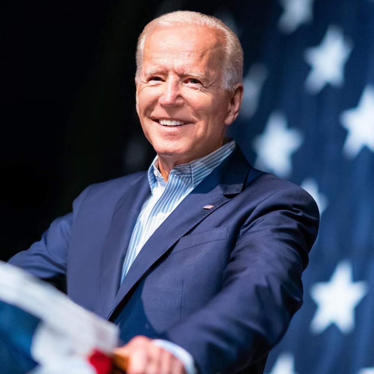 Fotografie cu Joe Biden, la costum, zâmbitor