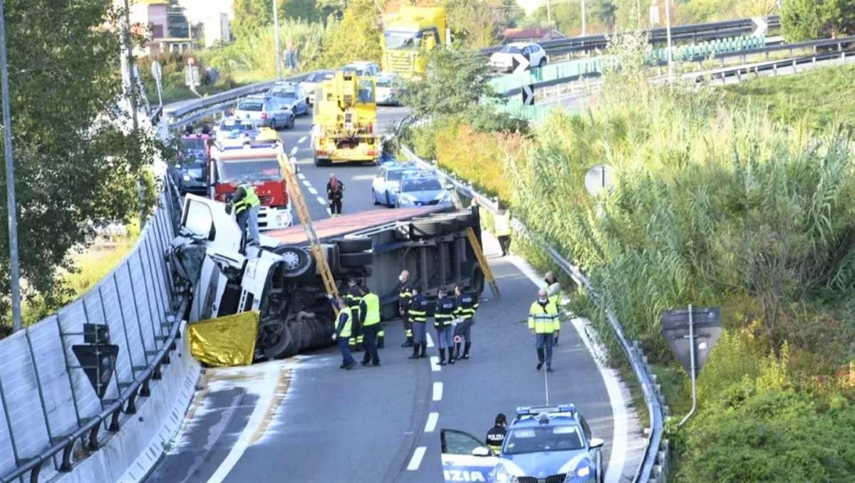 Imagine cu camionul în care a murit un șofer român de TIR. Tragedia a avut loc în Italia.