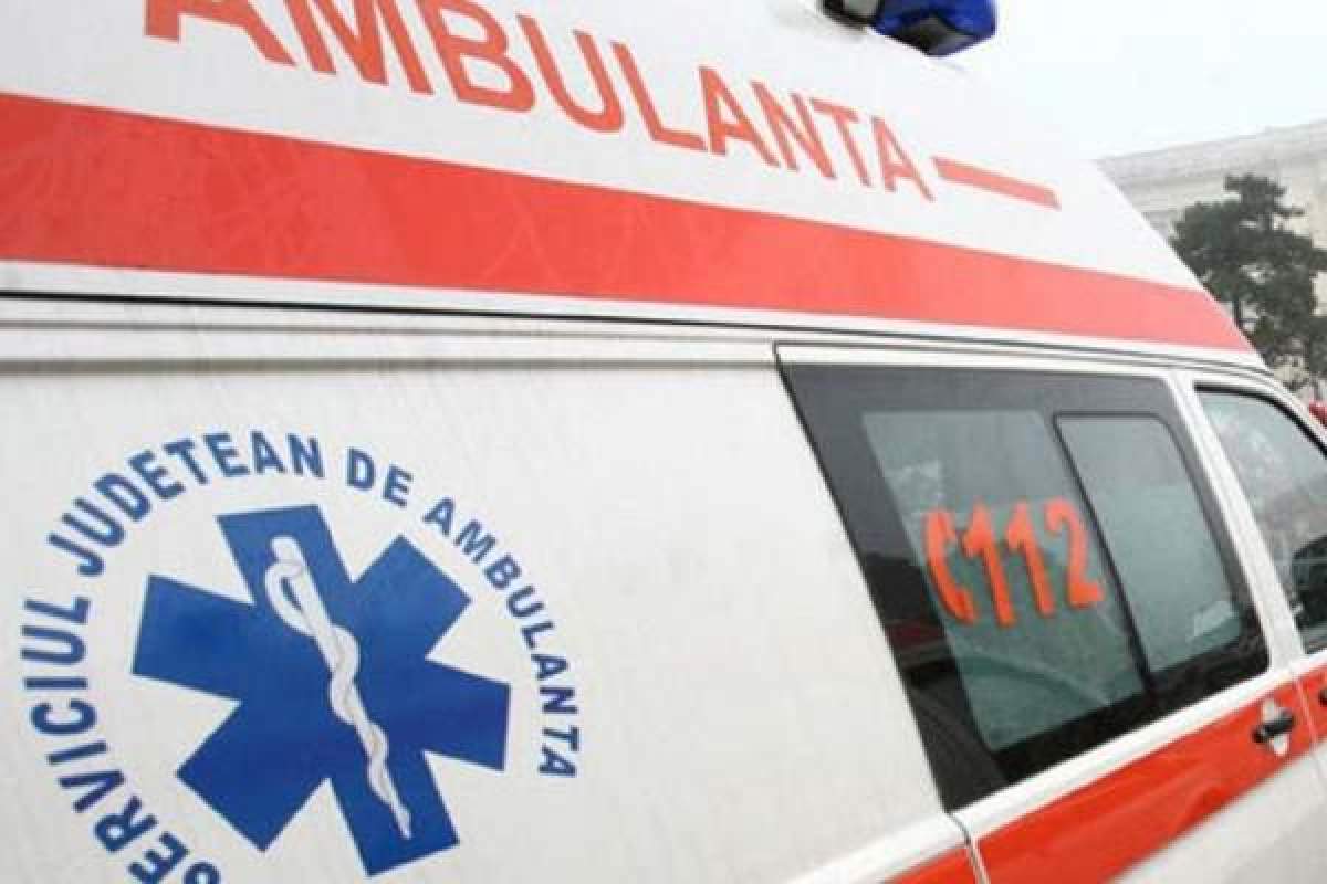 Incident grav în Maramureș! O ambulanţă a derapat şi a ajuns pe linia de cale ferată