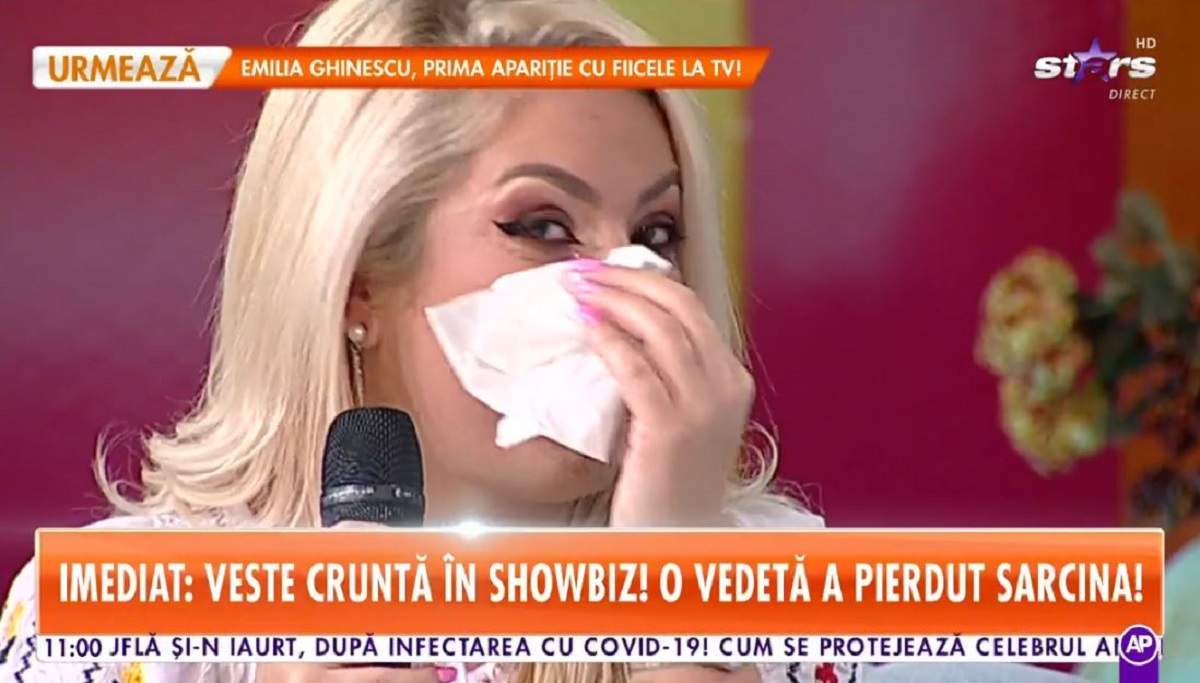 Ornela Pasăre a plâns în timpul emisiunii „Star Matinal”. Artista își șterge lacrimile cu șervețelul.