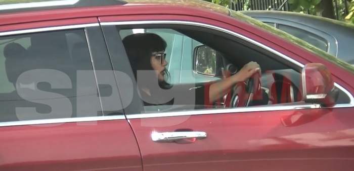Ozana Barabancea se află în mașina ei de culoare roșie