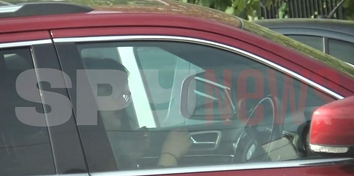 Ozana Barabancea se află în mașina ei de culoare roșie