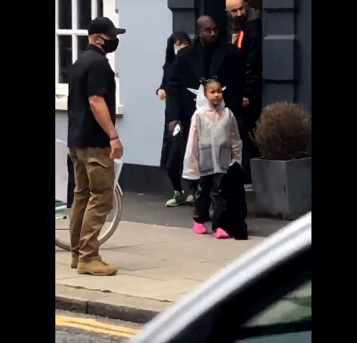 Kanye West este pe strada cu fiica lui North