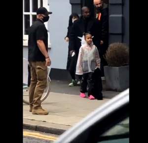 În loc să stea izolat, Kanye West a ieșit la plimbat! Cum a fost surprins artistul pe străzile Londrei / FOTO