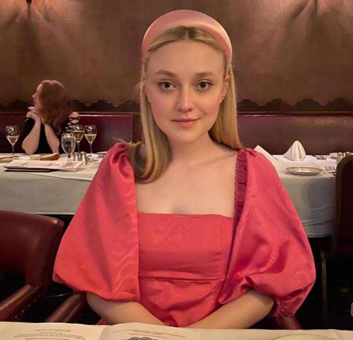 Dakota Fanning a pozat în lenjerie intimă