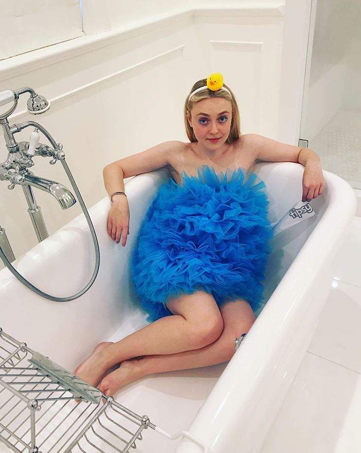 Dakota Fanning a pozat în lenjerie intimă