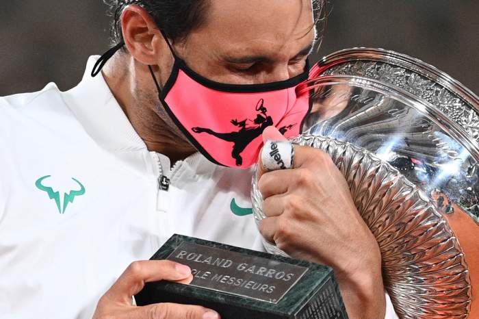 Rafael Nadal cu trofeul de la Roland Garros,