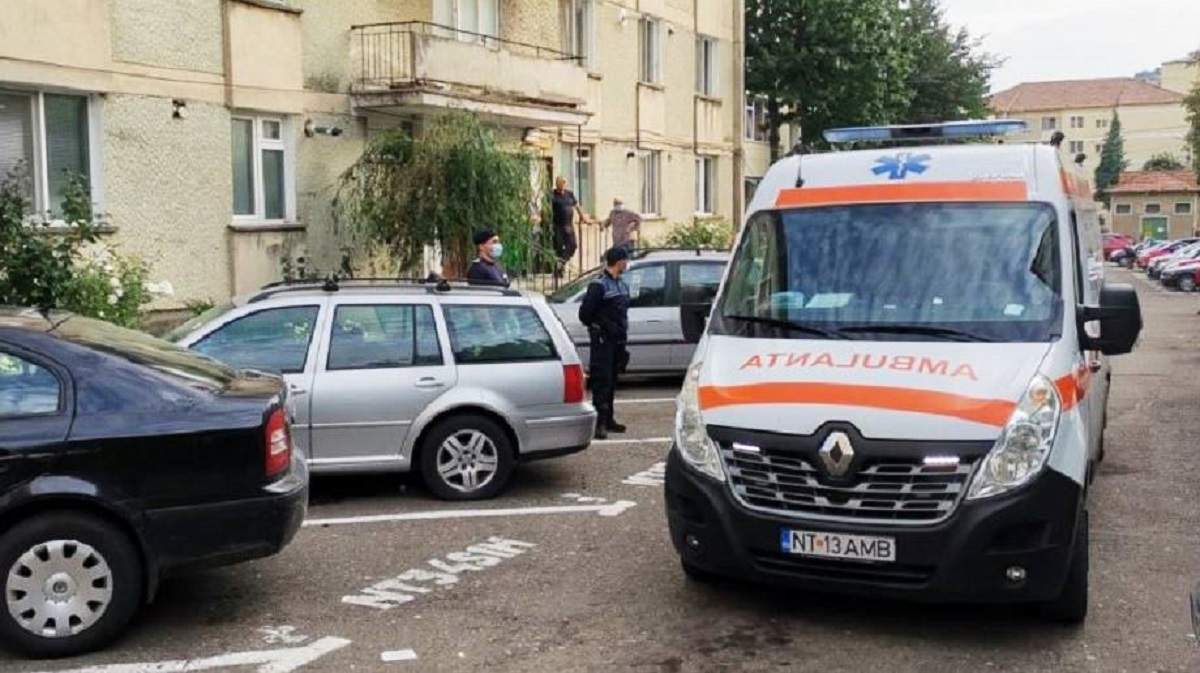 Mașini de ambulanță în fața unui bloc din Neamț