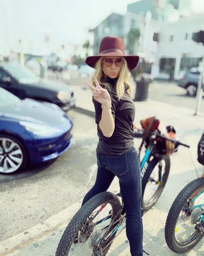 Cum se menține în formă Jessica Simpson, după ce a slăbit peste 45 de kilograme! Cântăreața poartă haine mulate și arată mai bine ca niciodată / FOTO