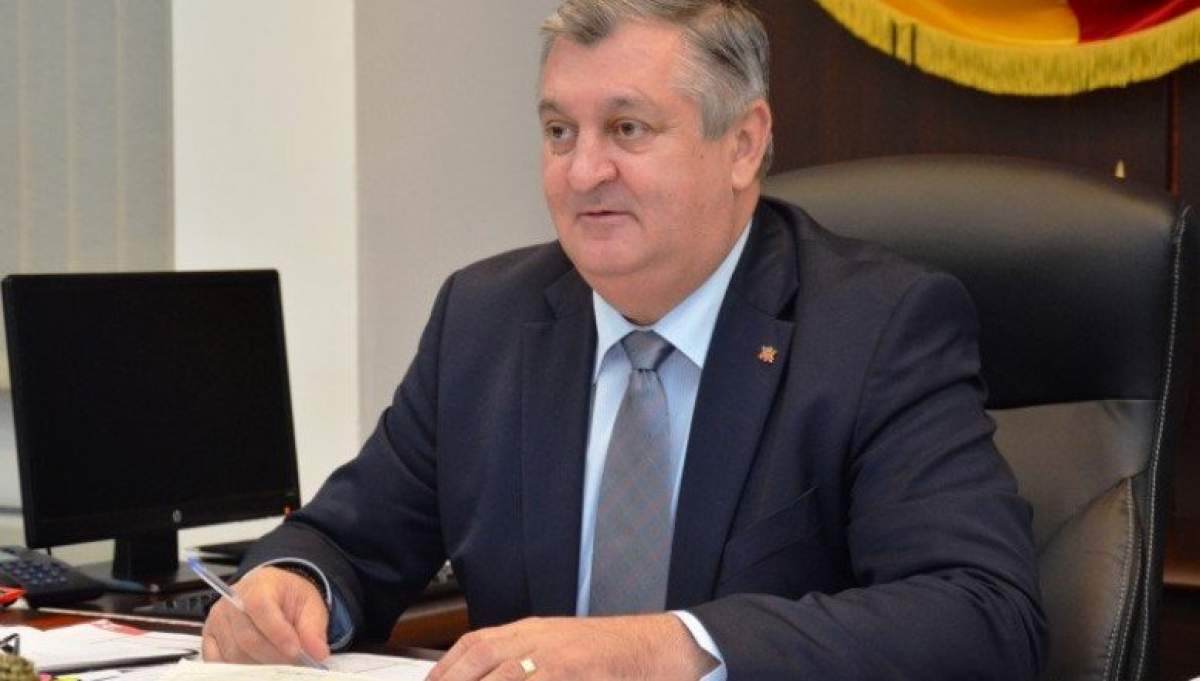 Dan Drăgulin, primarul din Călărași, în costum la birou