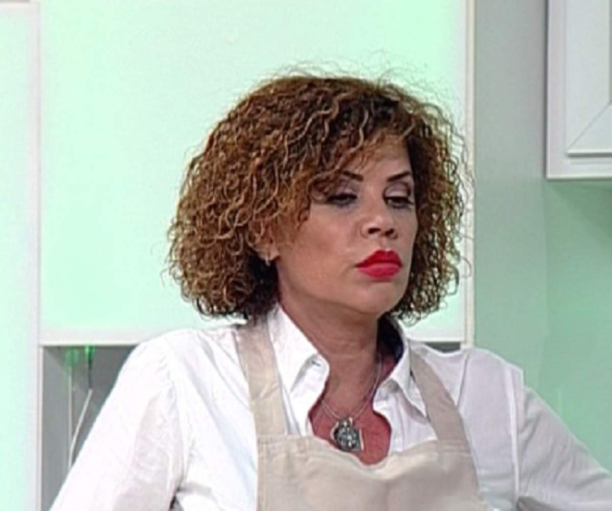 Fotografie cu Luminița Anghel, supărată, îmbrăcată în alb, în platoul unei emisiuni TV