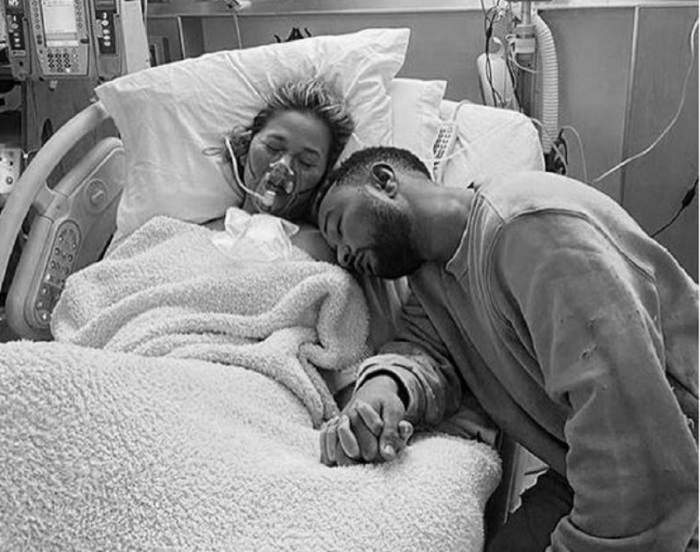 Chrissy Teigen pe patul de spital, langa ea este John Lekend