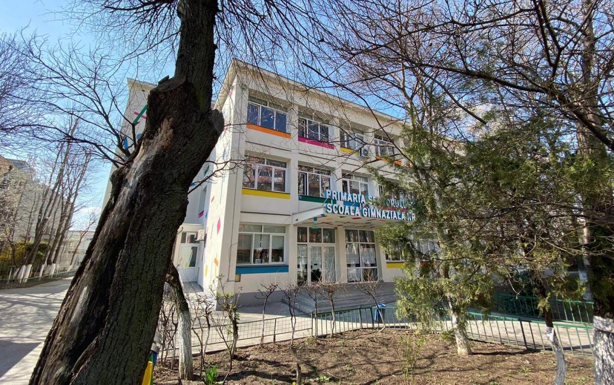 Imagine cu clădirea unei școli din București