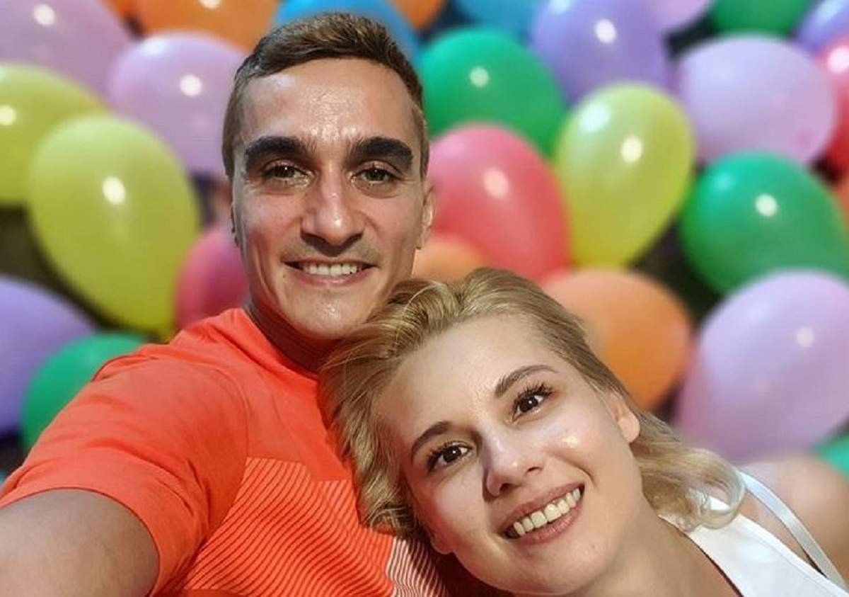 Marian Drăgulescu și iubita lui, Simona, într-un selfie. Sportivul e îmbrăcat într-un tricou oraj, iar ea într-un maiou alb.