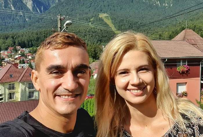 Marian Drăgulescu și iubita lui, Simona, se află la munte. Cei doi zâmbesc larg.