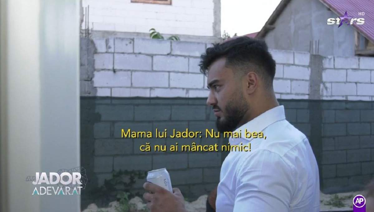 Jador poartă un tricou alb. Artistul se uită nedumerit la mama lui.