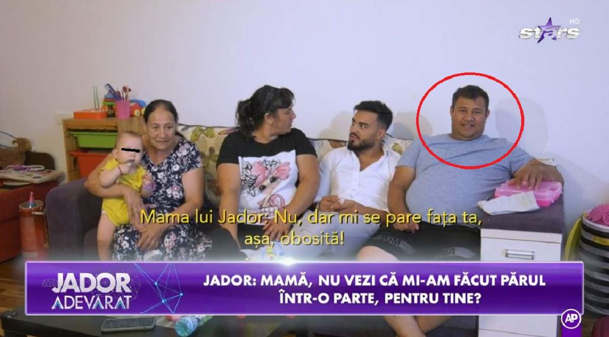 Jador stă pe canapea alături de bunica, mama și tată lui.