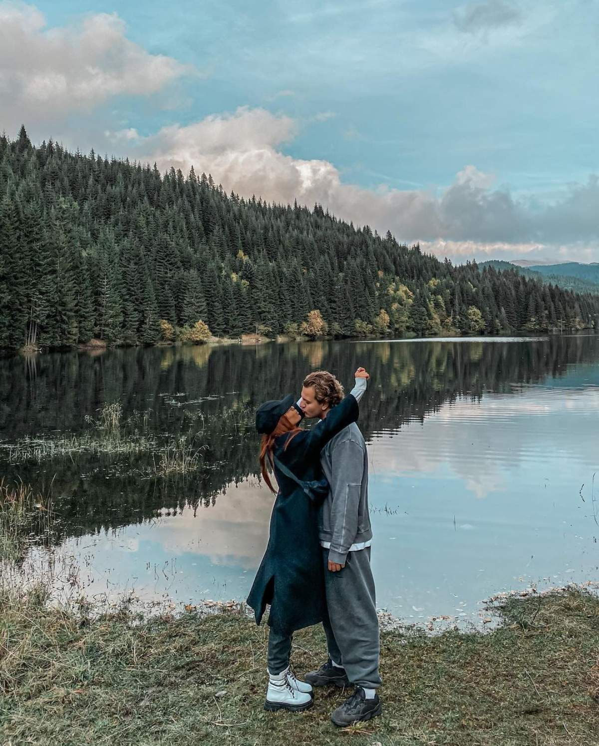 Fotografie cu Alex și Carmen Grebenișan sărutundu-se, lângă un lac