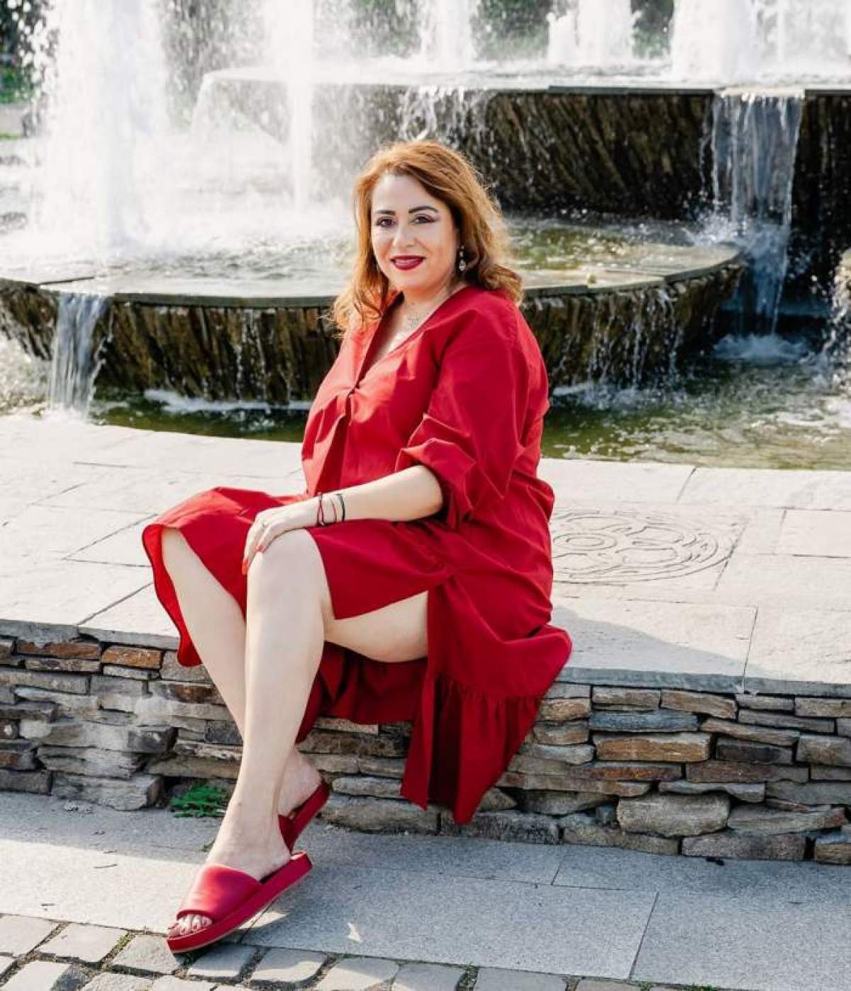 Fotografie cu Oana Roman în centrul Capitalei, îmbrăcată într-o rochie roșie