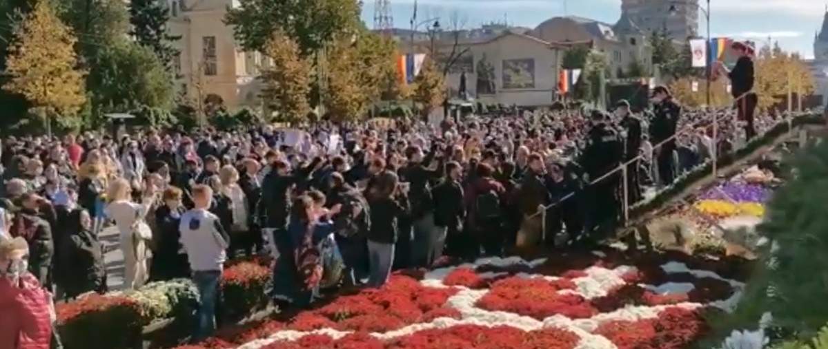 Oamenii adunati la Sfintele moaste de la Iasi