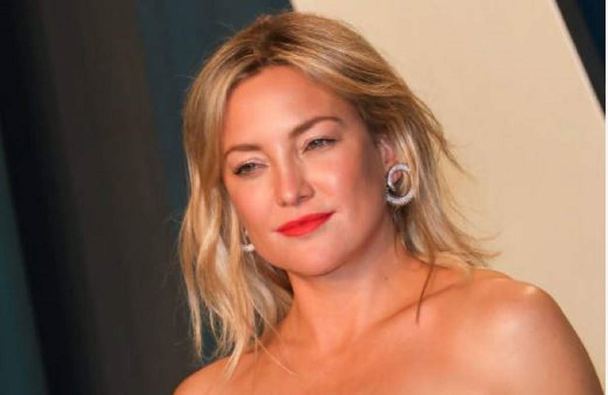 Kate Hudson este pe covorul rosu, are parul desprins si machiaj simplu