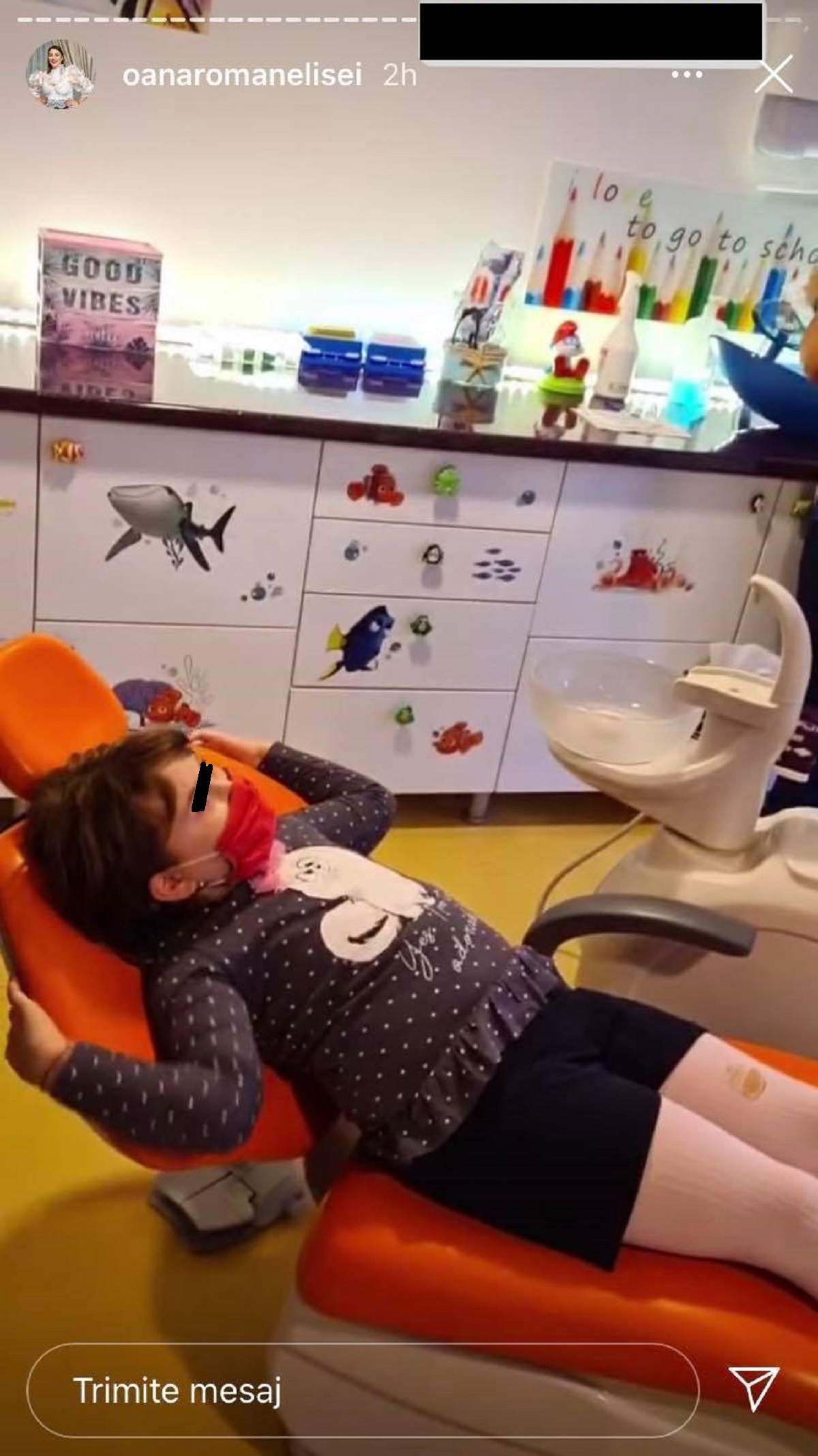 Isabela, fiica Oanei Roman, se află la dentist. Fetița stă pe scaun.