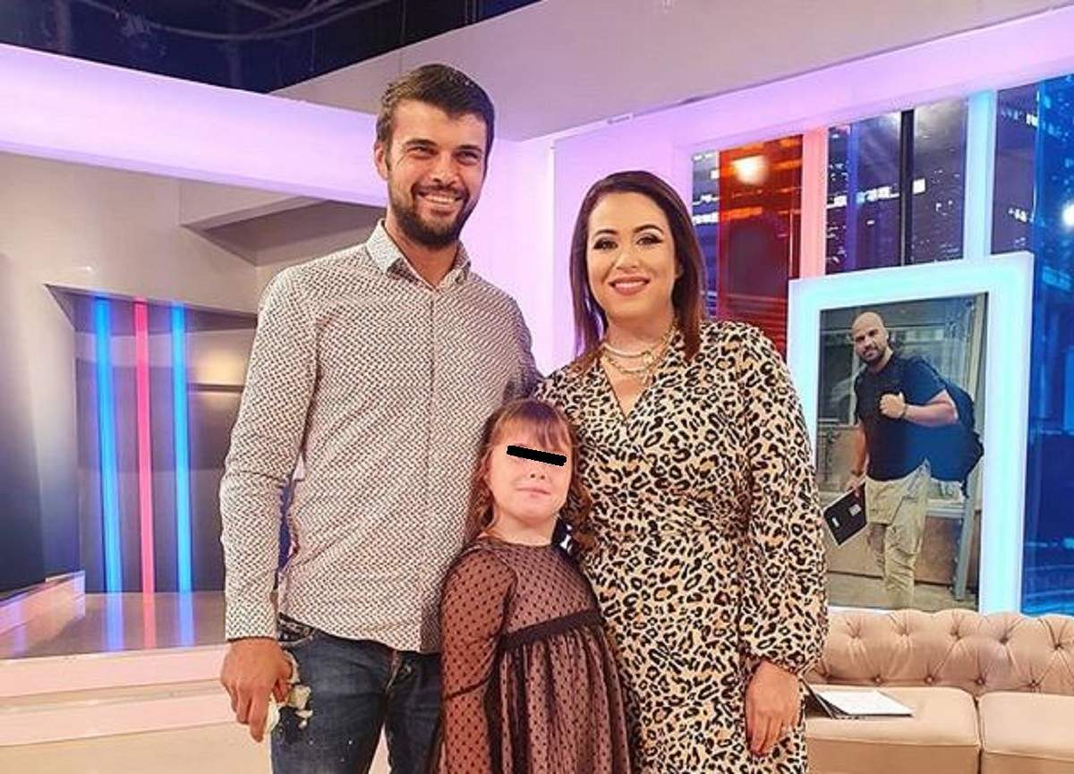 Oana Roman, Marius Elisei și fiica lor în platoul „Antena Stars”. Vedeta poartă o rochie albă cu animal print.