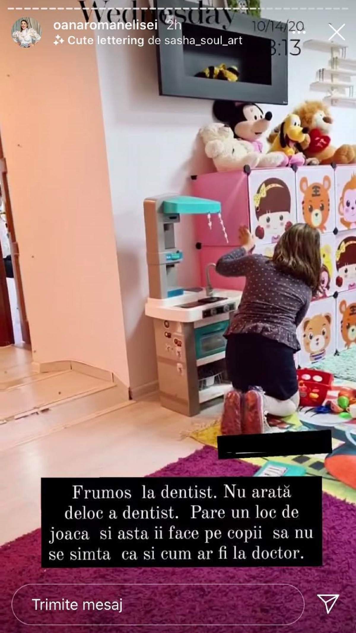 Isabela, fiica Oanei Roman, se află la dentist. Fetița stă în genunchi și se joacă pe jos.