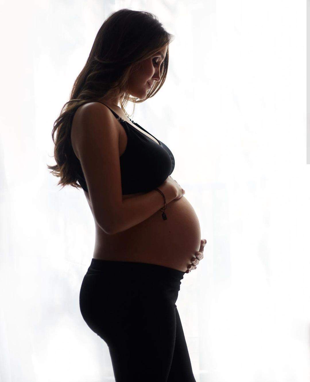 Dulce Maria din „Rebelde” și-a etalat burtica de gravidă! Abia așteaptă să devină mămică / FOTO