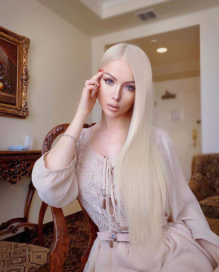 Valeria Lukyanova seamănă izbitor cu Barbie, dar susține că nu are nici o operație estetică