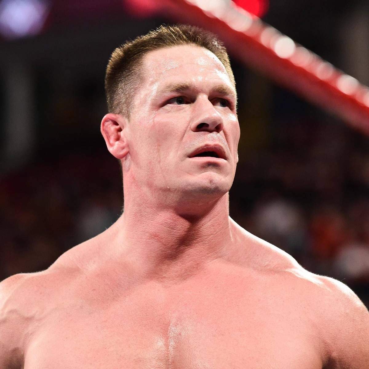 John Cena este în ringul de wrestling. Actorul are gura căscată.